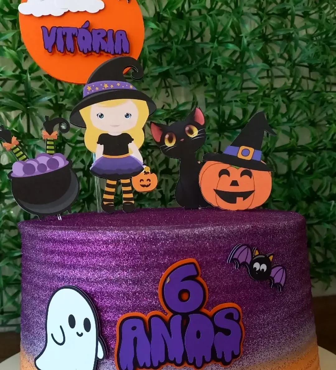Bolo roxo de bruxinha com abóbora e o nome Vitória, 6 anos