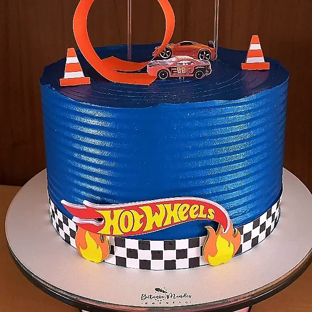Bolo azul da Hot Wheels com pista e o nome José Henrique