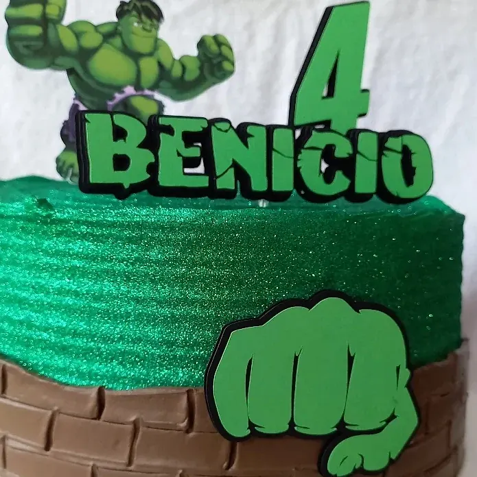 Bolo verde do Hulk com o nome Benício e o número 4
