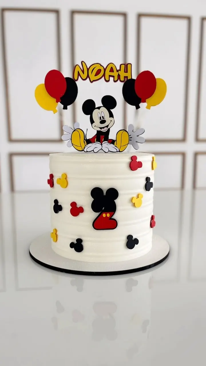 Bolo do Mickey com balões e o nome Noah