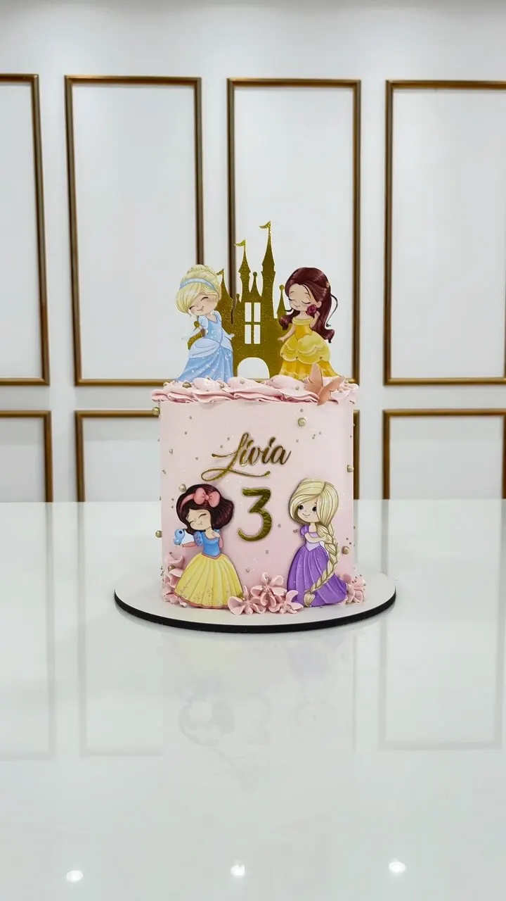 Bolo de princesas para os 3 anos da Livia