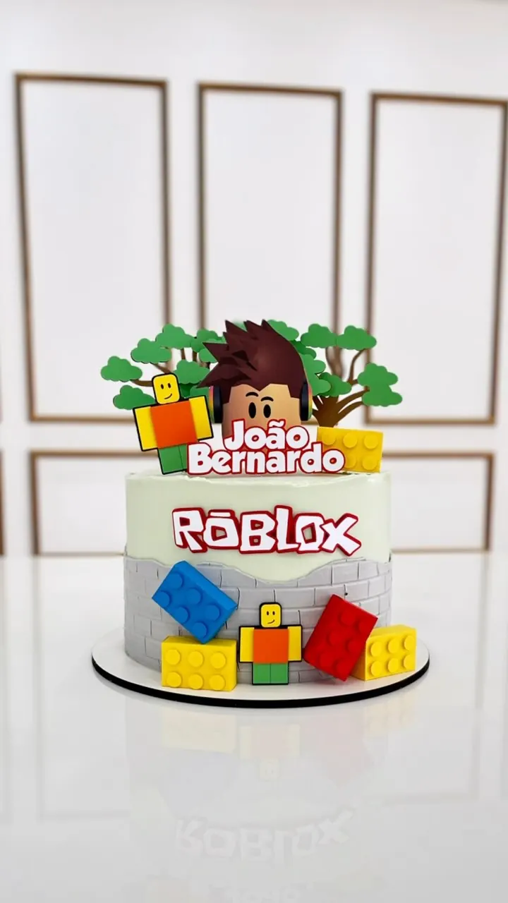 Bolo do Roblox com o nome João Bernardo