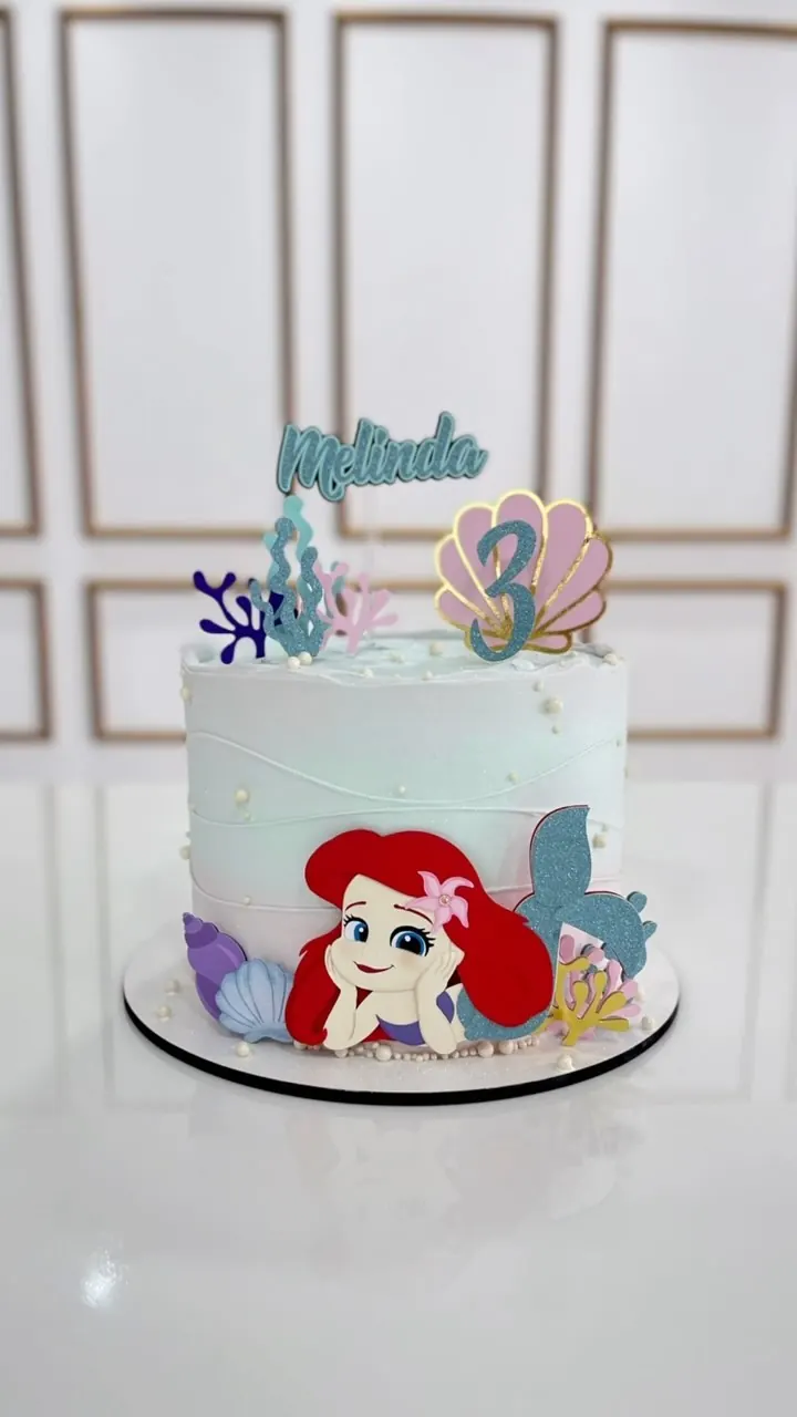 Bolo da Pequena Sereia com o nome Melinda