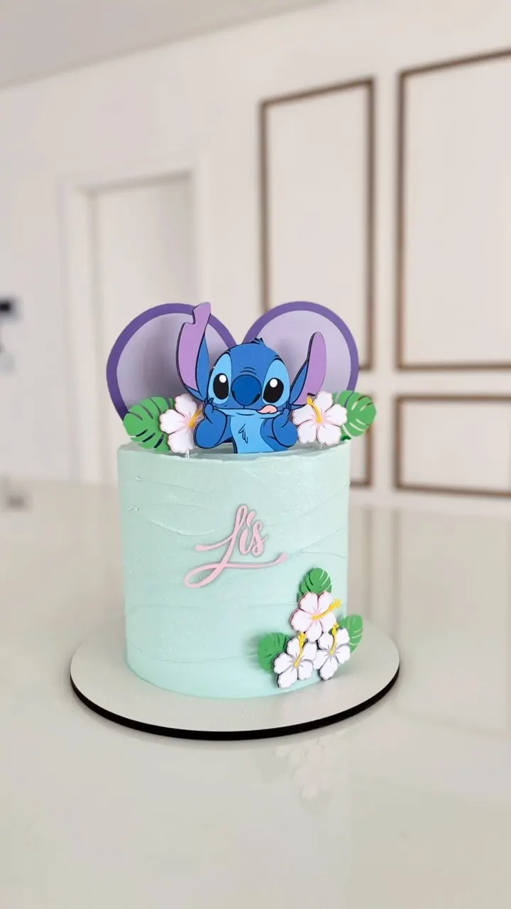 Bolo azul com topo do Stitch e o nome Lis