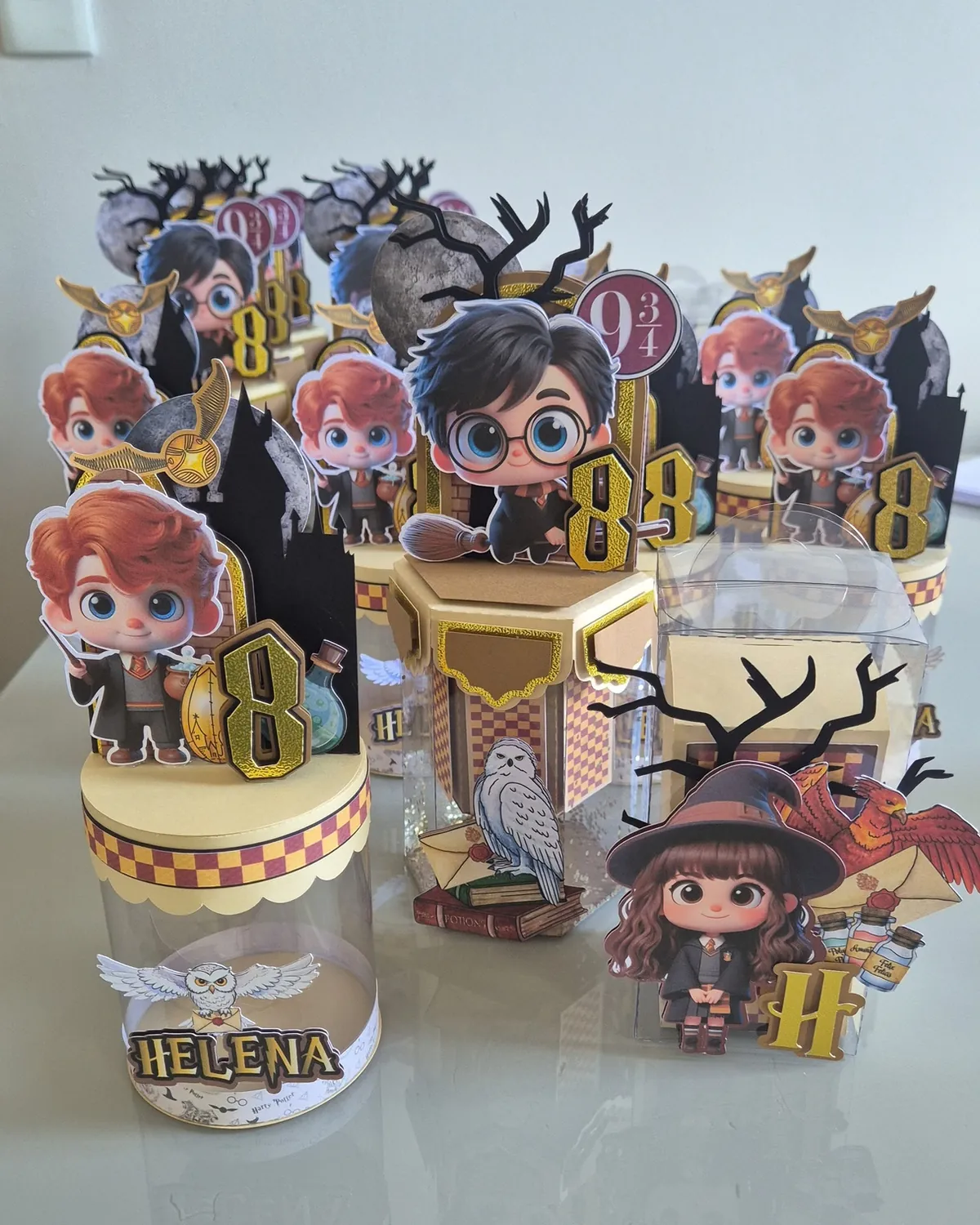 Kit Harry Potter com personagens em camadas, número 8, potes de acetato e o nome Helena