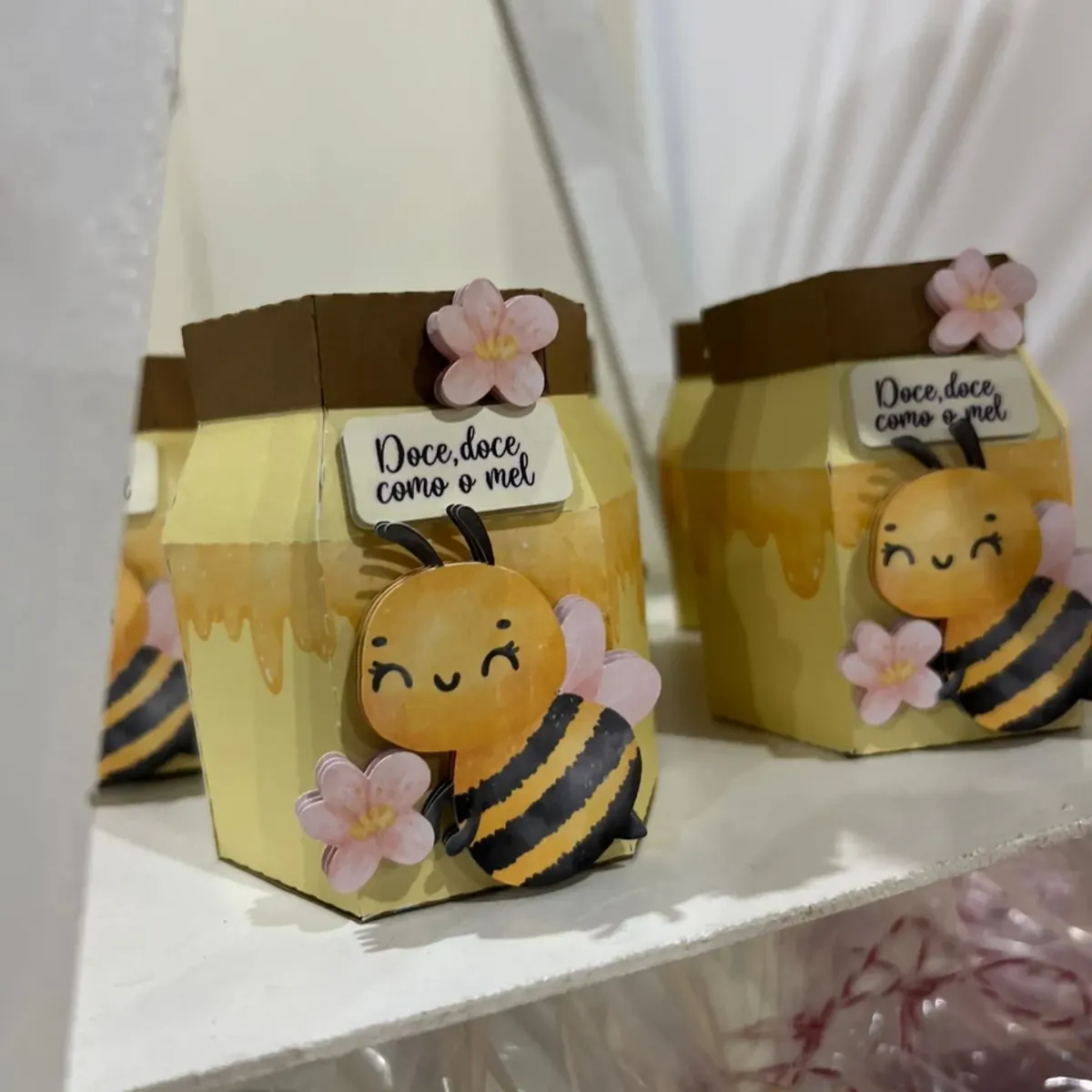 Caixinhas amarelas de pote de mel com abelhinhas e a frase Doce, doce como o mel