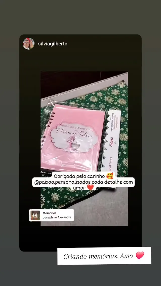 Story de cliente mostrando um caderno rosa de receitas e memórias, com a frase: obrigada pelo carinho @paixao.personalizados, cada detalhe com amor