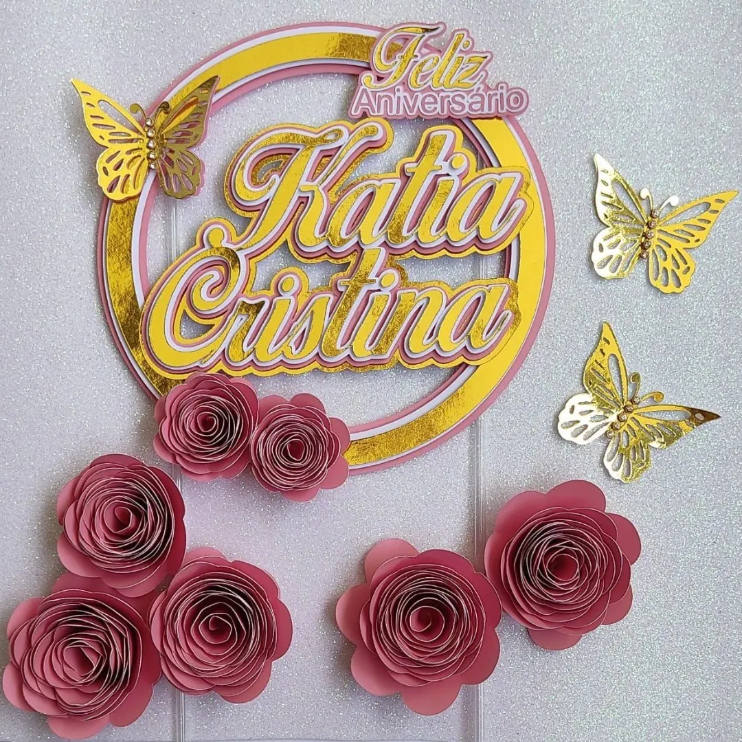 Topo espelhado dourado com o nome Katia Cristina, borboletas e rosas de papel